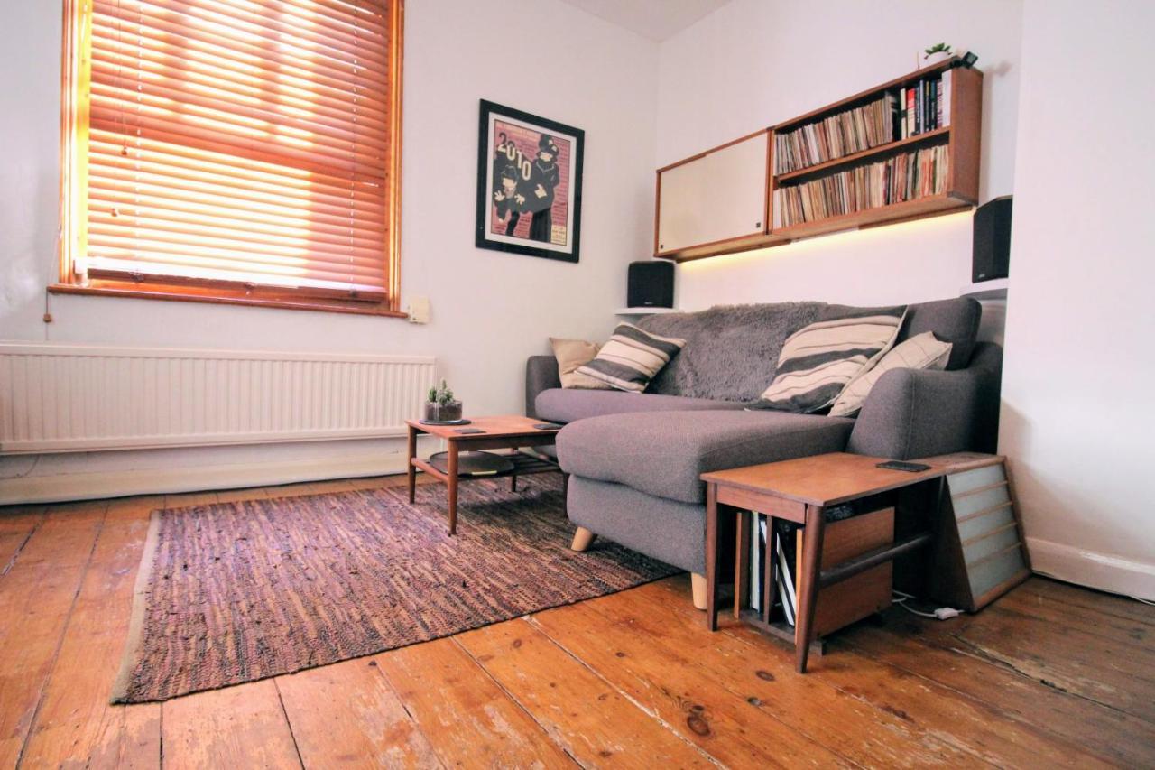 Traditional Victorian 2 Bed In Cobbled Street + Mod Cons - Full Home Лондон Экстерьер фото